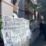Ilaria Sula, fiori e striscioni davanti alla sua casa a Terni