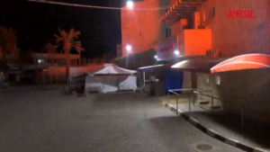 Gaza, esplosioni all’ospedale al Aqsa: le gente scappa per mettersi in salvo