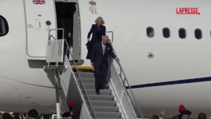 Re Carlo e Camilla in Italia, l’arrivo all’aeroporto di Ciampino