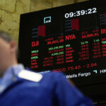 Borsa, Milano riduce le perdite in scia a Wall Street