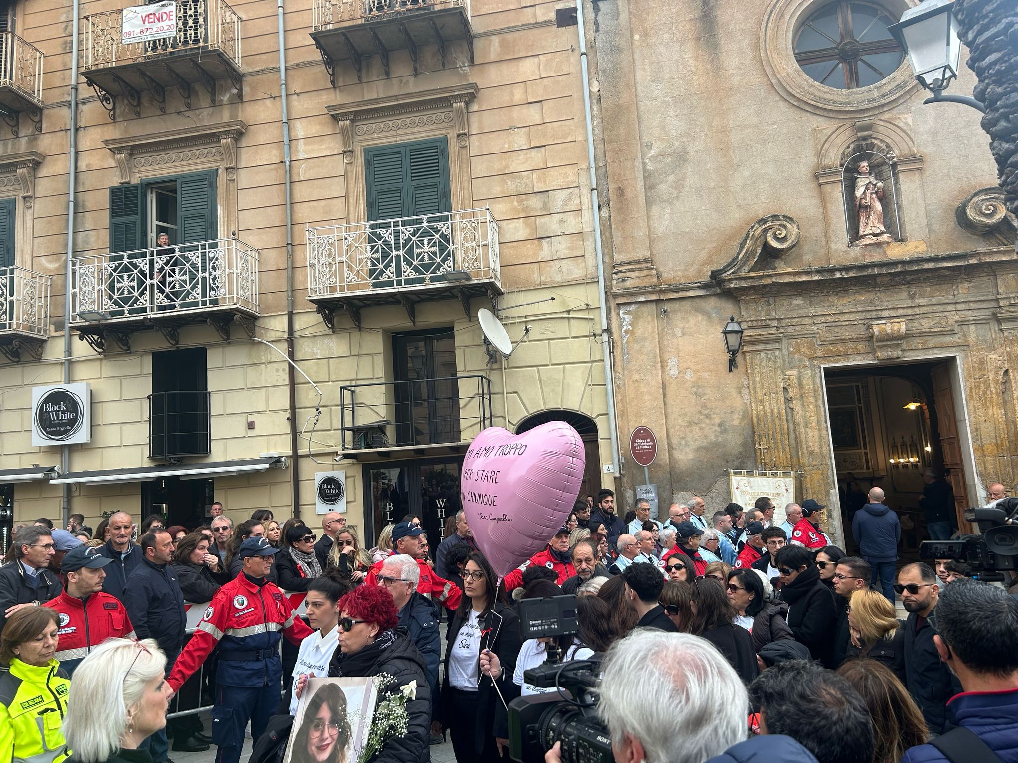 Sara Campanella, in migliaia ai funerali a Misilmeri. “L’amore non uccide”