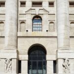 Borsa italiana, Milano riduce perdite ma resta negativa. Male tutti i mercati europei. Hong Kong sprofonda