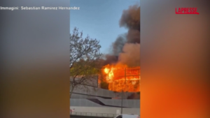 Francia, enorme incendio a Parigi