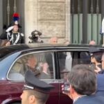 Re Carlo e Camilla a Roma, il saluto del re all’uscita dal Senato