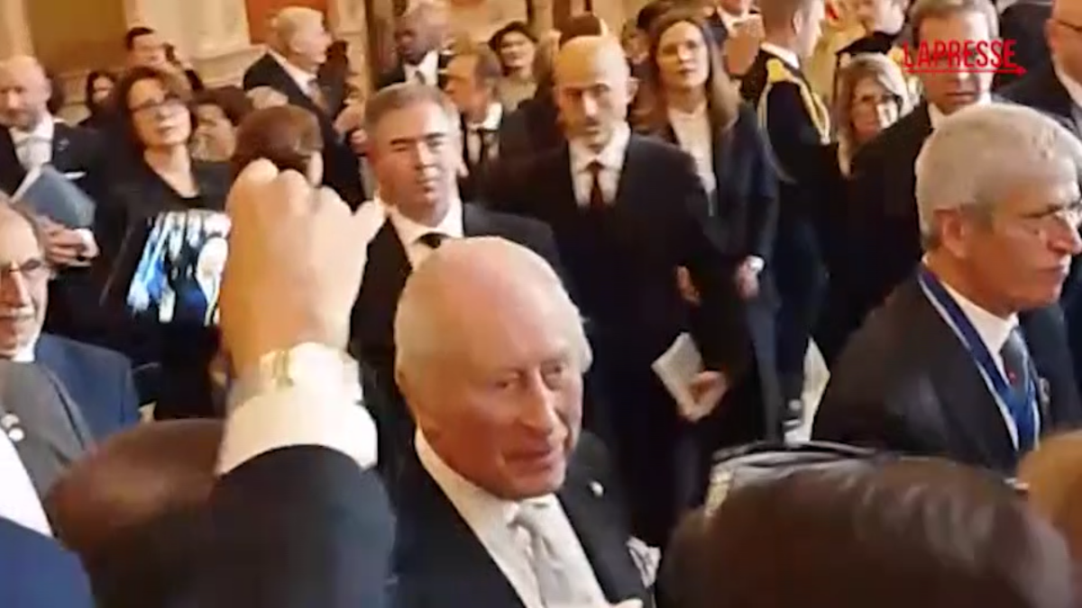 VIDEO Roma, re Carlo saluta e stringe la mano ai cronisti alla CameraRoma, re Carlo saluta e stringe la mano ai cronisti alla Camera VIDEO Roma, re Carlo saluta e stringe la mano ai cronisti alla CameraRoma, re Carlo saluta e stringe la mano ai cronisti alla Camera