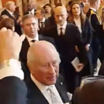 Roma, re Carlo saluta e stringe la mano ai cronisti alla Camera
