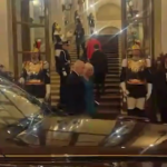 Re Carlo e Camilla, l’arrivo dei reali britannici al Quirinale per la cena di gala