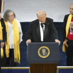 Dazi Trump, il tycoon: “Paesi mi chiamano e mi leccano il cu… per fare accordi”
