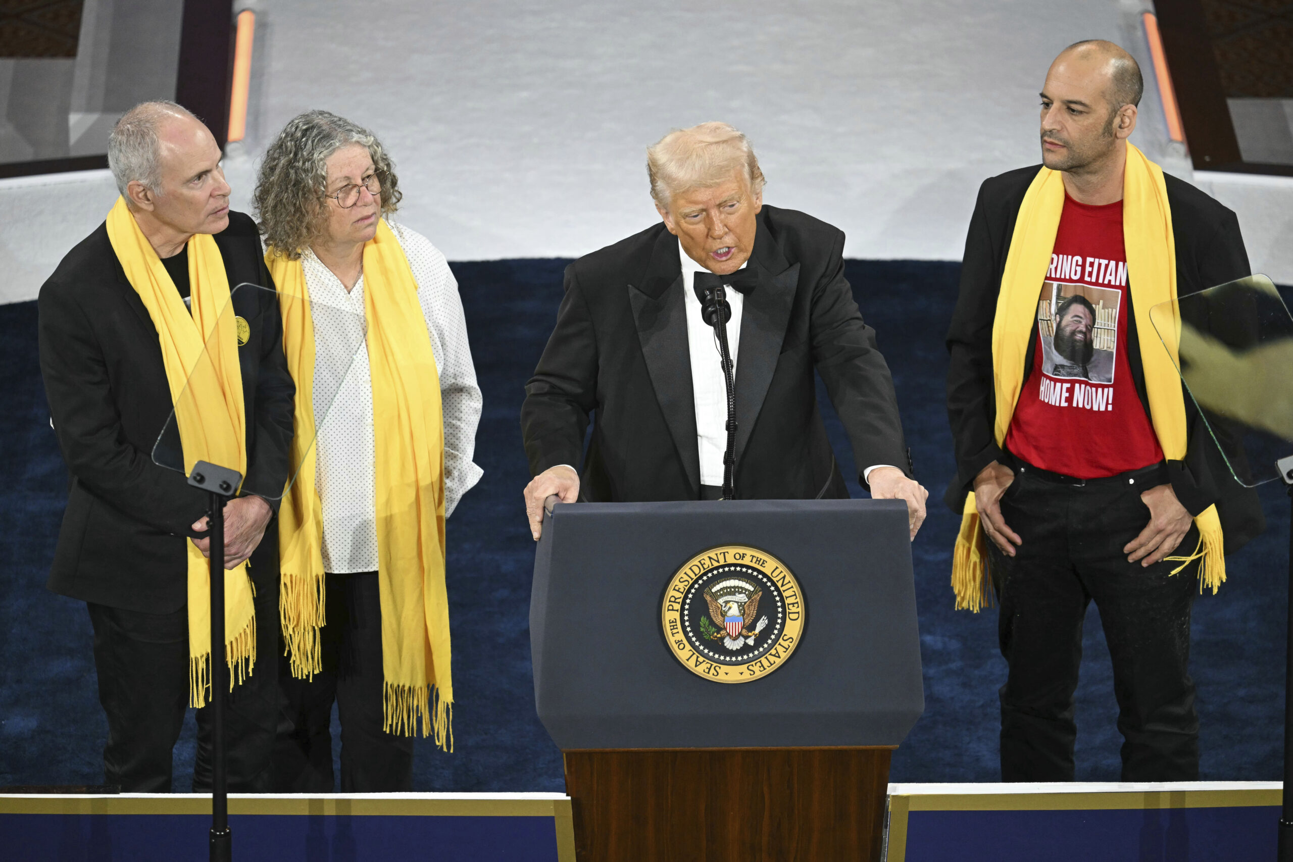 Dazi Trump, il tycoon: “Paesi mi chiamano e mi leccano il cu… per fare accordi” Dazi Trump, il tycoon: “Paesi mi chiamano e mi leccano il cu… per fare accordi”