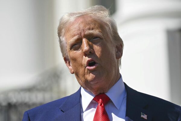 Dazi, Trump: “Pausa di 90 giorni per chi non ha varato contromisure”. Per la Cina salgono al 125%