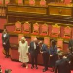 Re Carlo a Roma, La Russa consegna in Senato la martinella ai Reali d’Inghilterra
