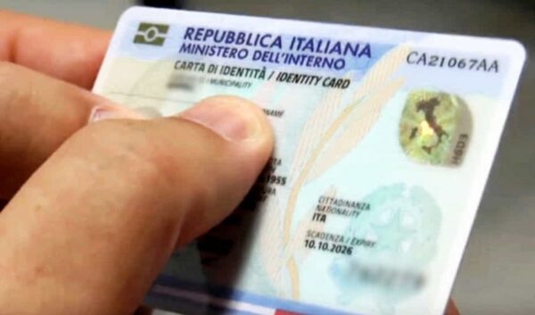 Basta con ‘madre’ e ‘padre’: la Cassazione riconosce di nuovo la parola ‘genitori’ su carta d’identità