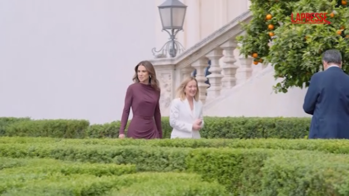 VIDEO Roma, Rania di Giordania accolta da Giorgia Meloni a Villa Pamphilj VIDEO Roma, Rania di Giordania accolta da Giorgia Meloni a Villa Pamphilj