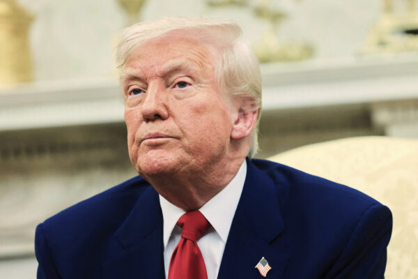 Dazi, Trump fa un passo indietro: “Pausa di 90 giorni al 10% per chi non ha varato contromisure”