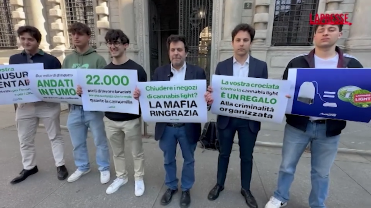 Cannabis light, il consigliere di Azione Nahum fuma in piazza a Milano Cannabis light, il consigliere di Azione Nahum fuma in piazza a Milano