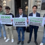 Cannabis light, il consigliere di Azione Nahum fuma in piazza a Milano