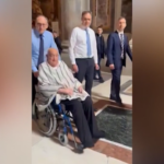 Papa Francesco in San Pietro in poncho e pantaloni