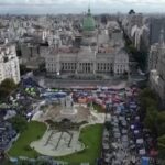 Argentina, sindacati e pensionati in protesta riempiono le vie di Buenos Aires: la gigantesca folla ripresa dall’alto