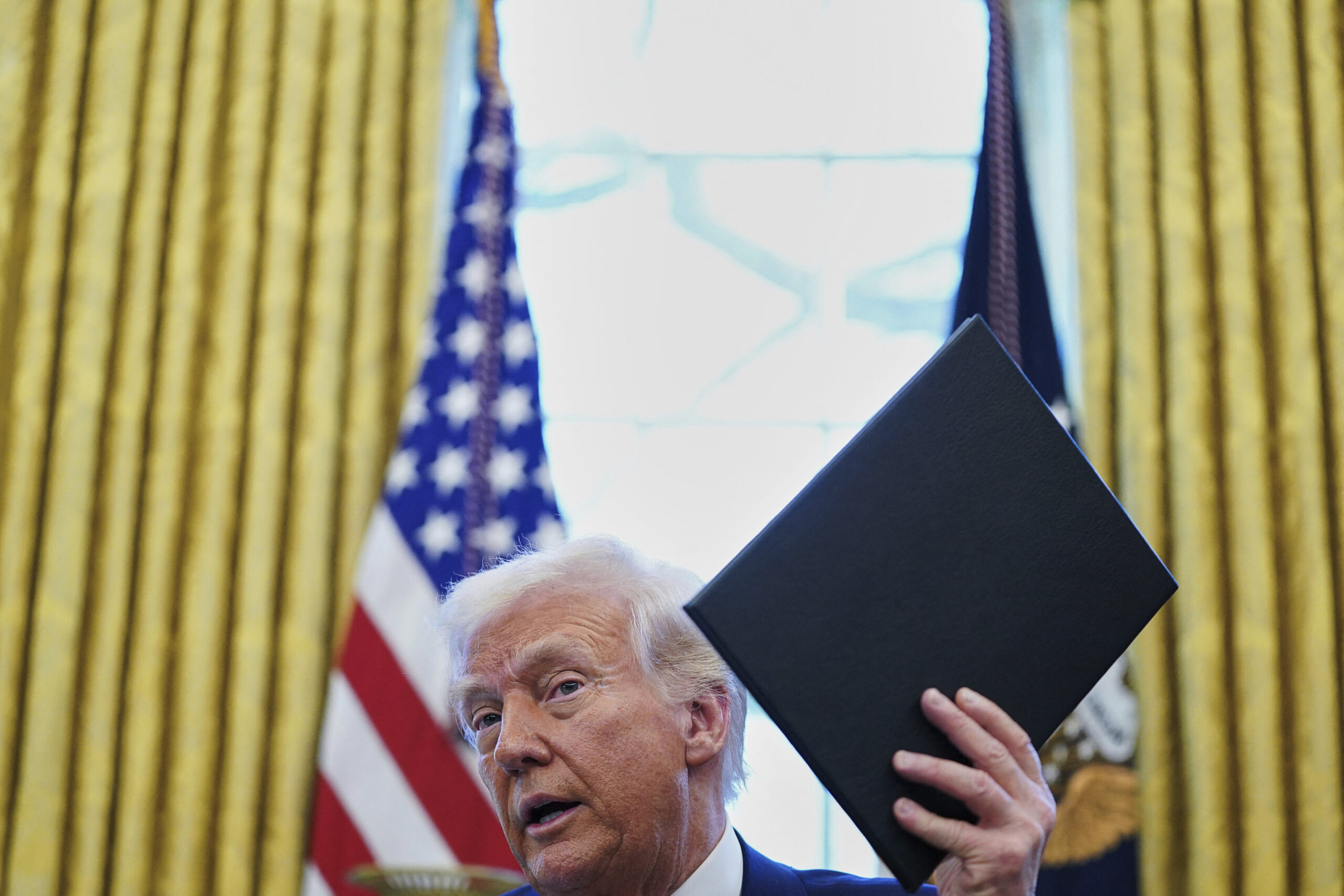 Dazi Trump, il tycoon: “Ci sarà un costo di transizione ma andrà tutto bene”. Ma Wall Street chiude a -2,5