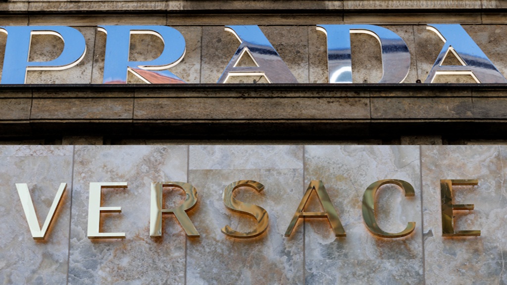 Prada si compra Versace per 1,25 miliardi
