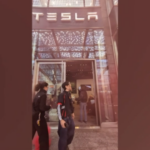 Sciopero globale per il clima: a Milano flash mob davanti allo showroom di Tesla