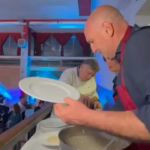 Festa della polizia, a Roma il questore serve i piatti alla cena di beneficenza
