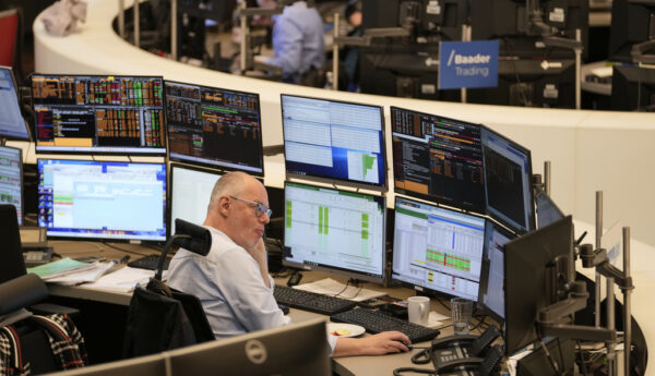 Borsa, le piazze europee chiudono in calo: Milano a – 0,73%