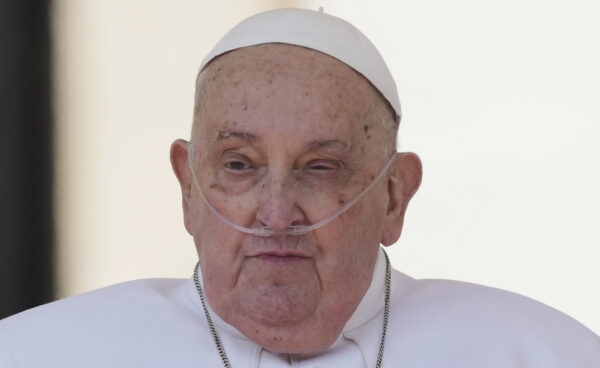 Papa Francesco sta meglio: “Lunghi periodi senza ossigeno”
