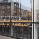 Milano, danneggiamenti e scritte sulle vetrine durante manifestazione pro Pal