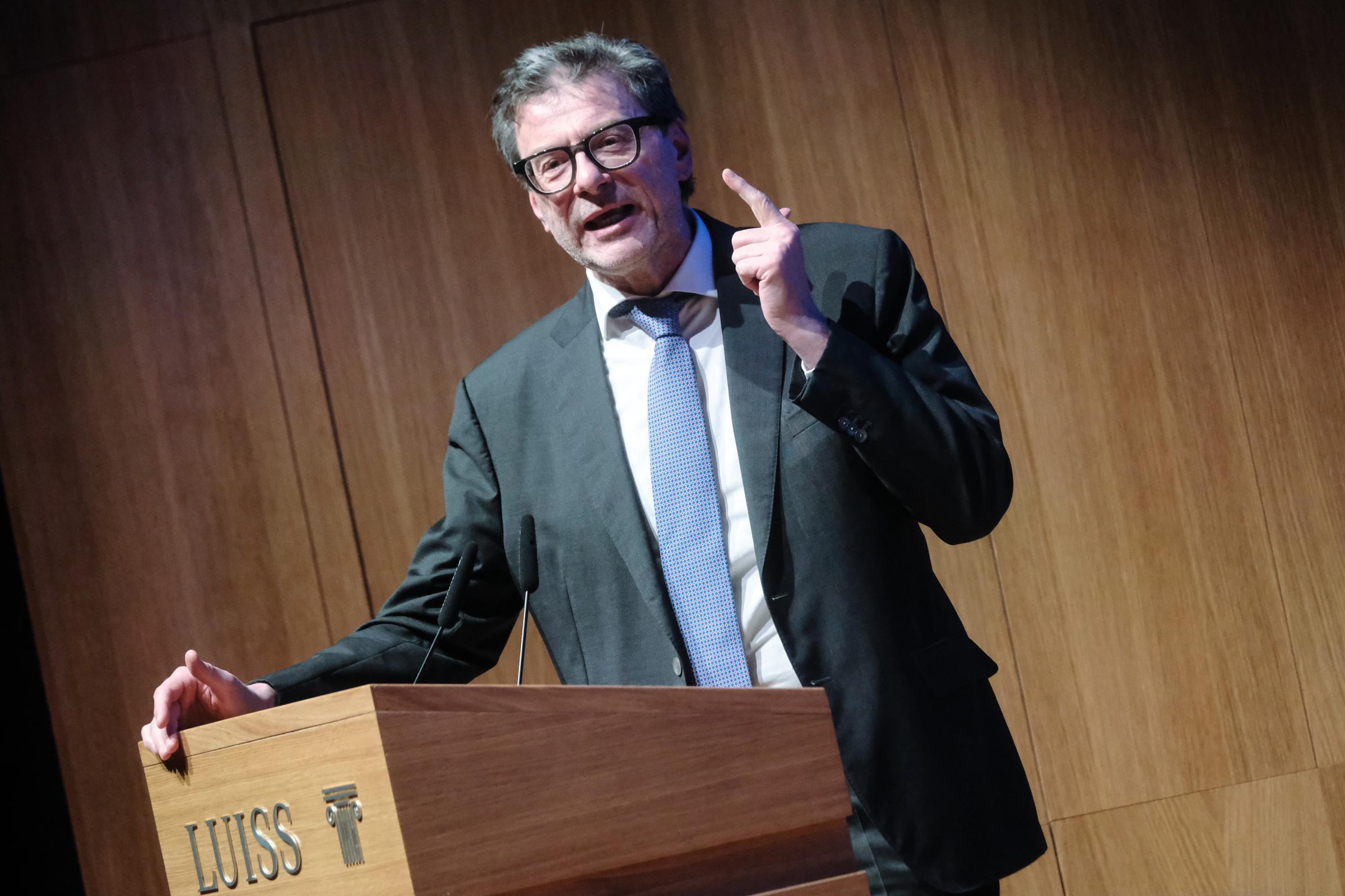 Governo, Giorgetti: “Nessuna manovra correttiva per la minor crescita”