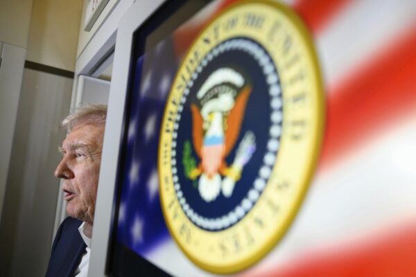 Il presidente Donald Trump arriva all'aeroporto internazionale di Palm Beach con Elon Musk
