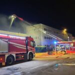 Pesaro, in fiamme un capannone nella zona industriale