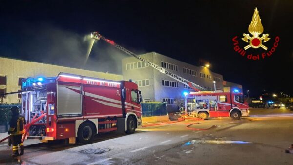 Pesaro, in fiamme un capannone nella zona industriale