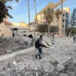 Gaza, l’ospedale distrutto dopo l’attacco israeliano