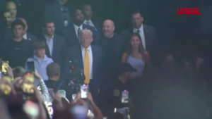 Trump accolto tra gli applausi al suo arrivo a un incontro di MMA a Miami
