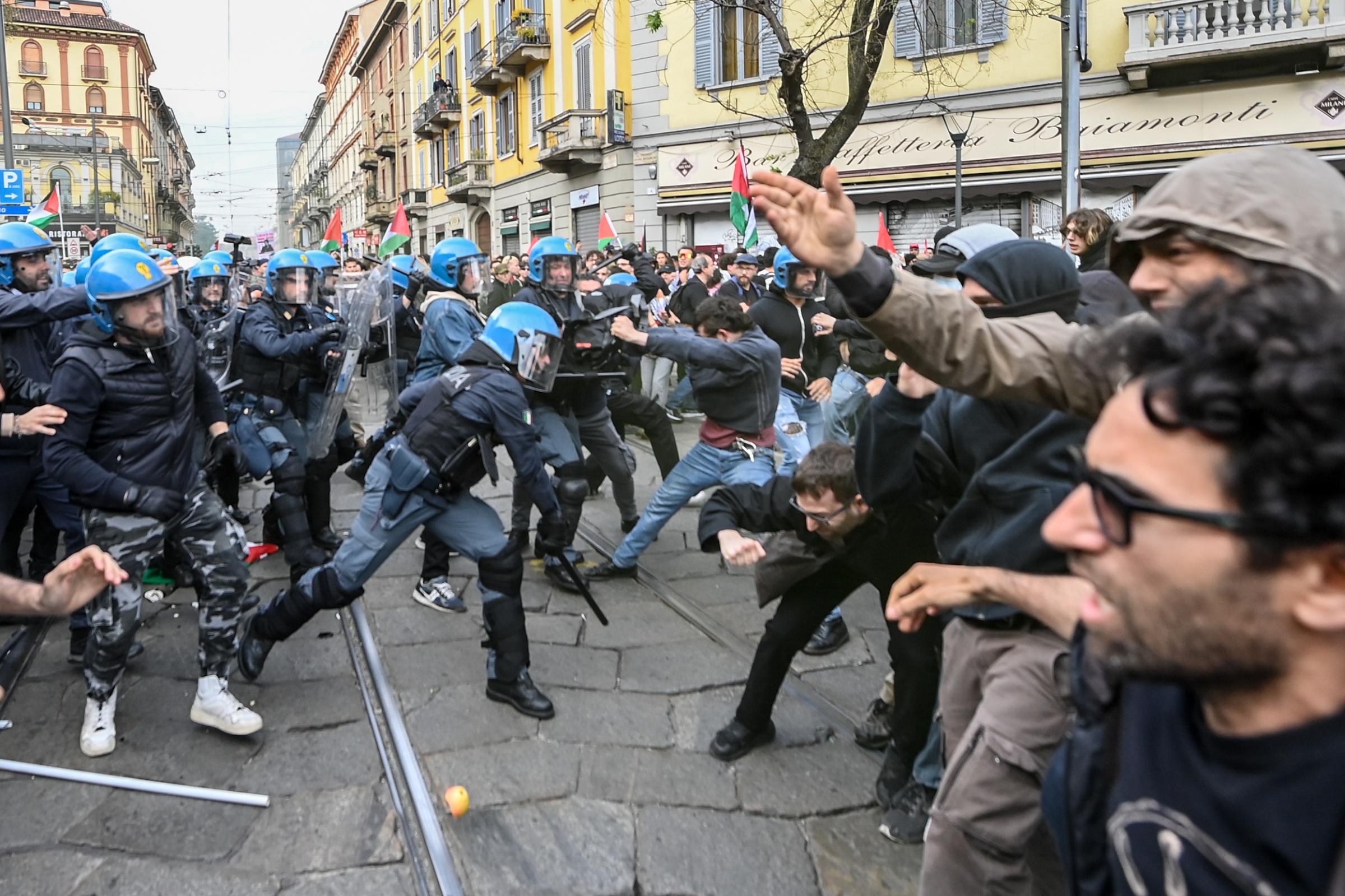 Milano, scontri alla manifestazione pro Palestina: 6 denunciati