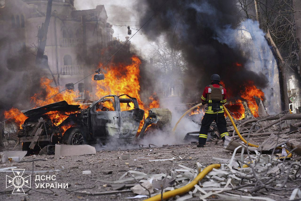 Ucraina, attacco russo su Sumy: 34 morti tra cui 2 bambini. Zelensky: “Azione di un bastardo”