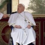 Papa a sorpresa in Piazza San Pietro: “Buona Domenica delle Palme”