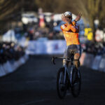 Parigi-Roubaix 2025, trionfa van der Poel: secondo Pogacar