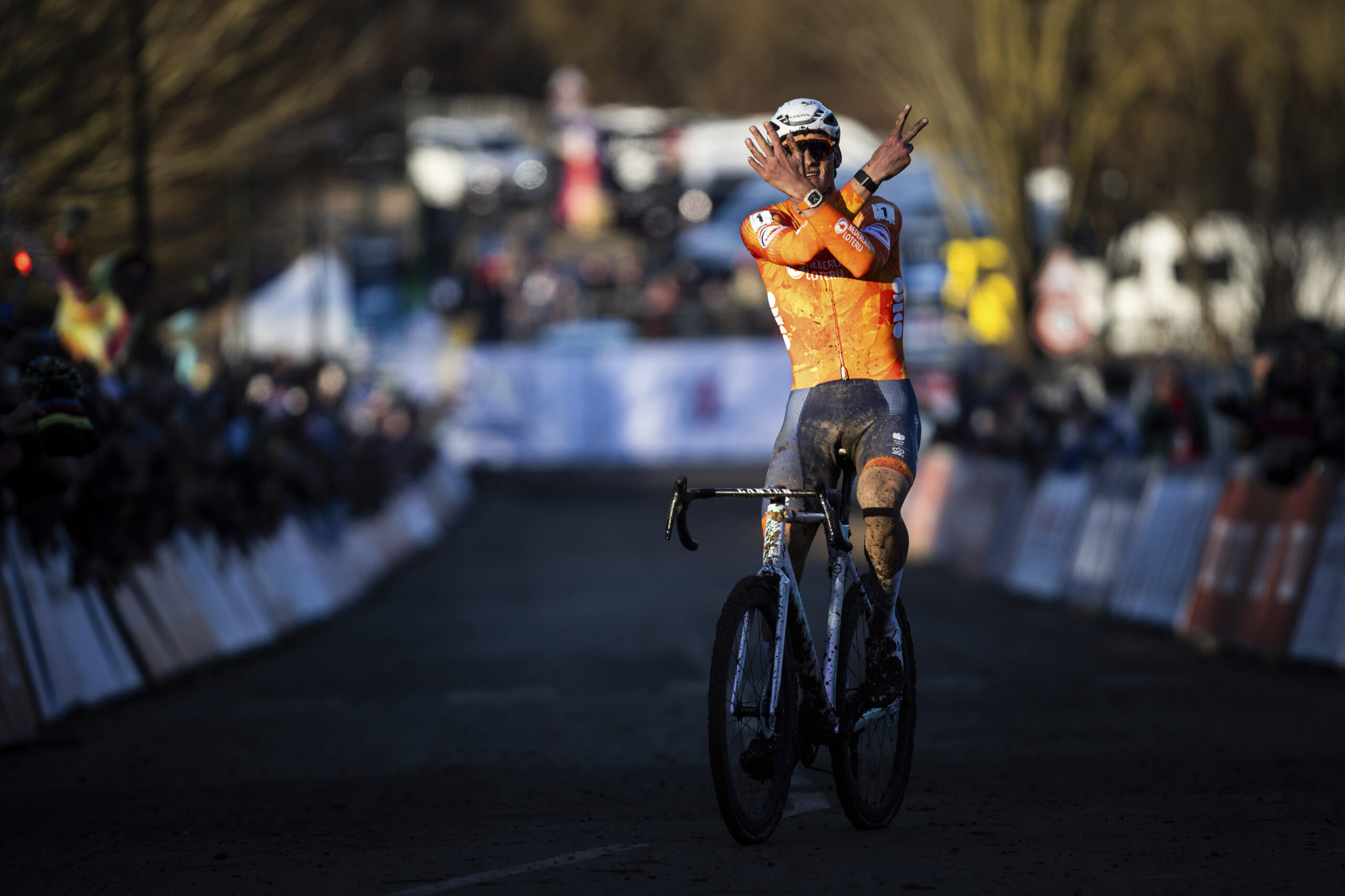 Parigi-Roubaix 2025, trionfa van der Poel: secondo Pogacar