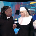 Whoopi Goldberg incontra Littizzetto “suora” sulle note di ‘I will Follow Him’