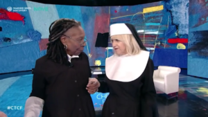 Whoopi Goldberg incontra Littizzetto “suora” sulle note di ‘I will Follow Him’