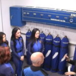Katy Perry nello spazio con Blue Origin, l’abbraccio prima del lancio