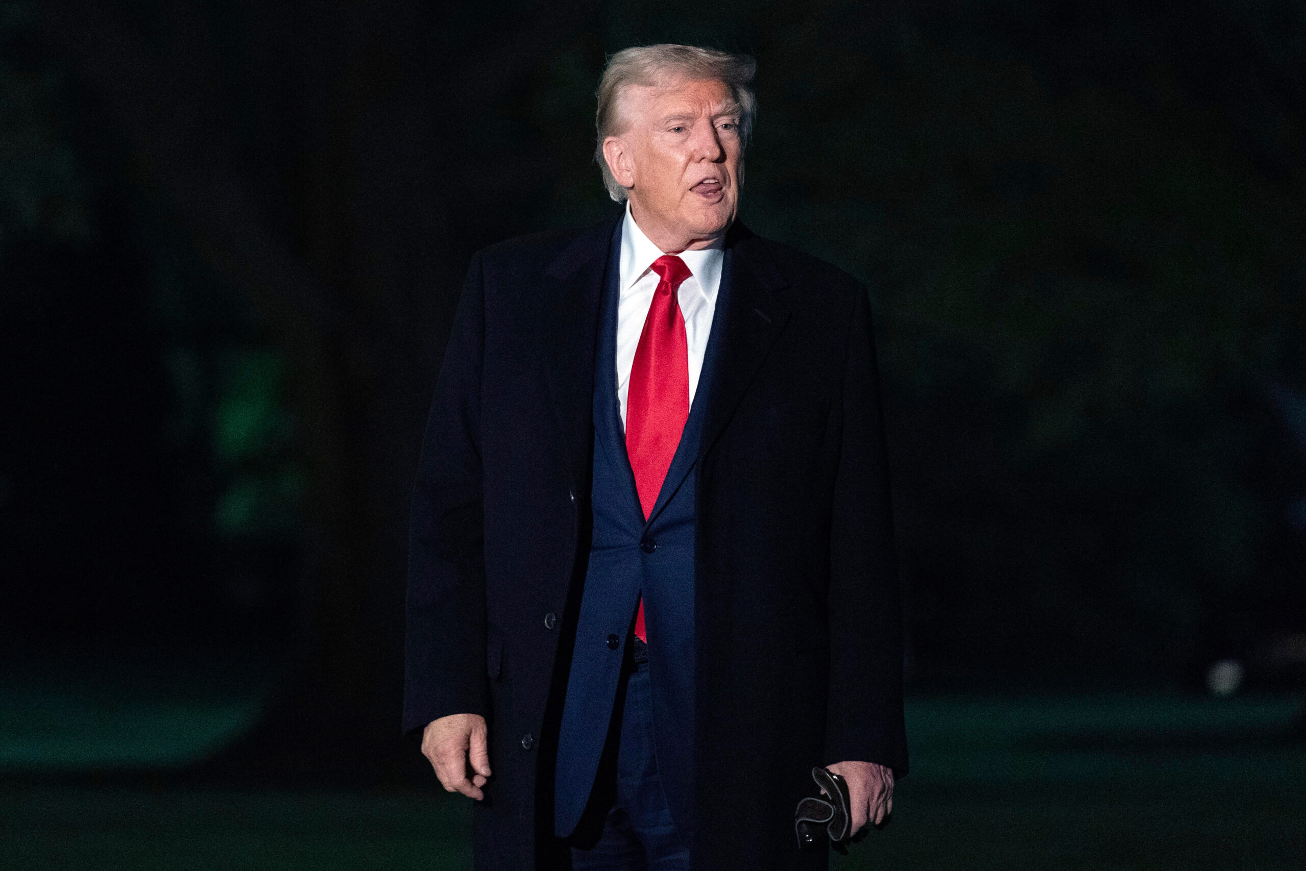 Dazi, Trump: “Presto annuncio su chip”. Borse in rialzo dopo sospensione su smartphone