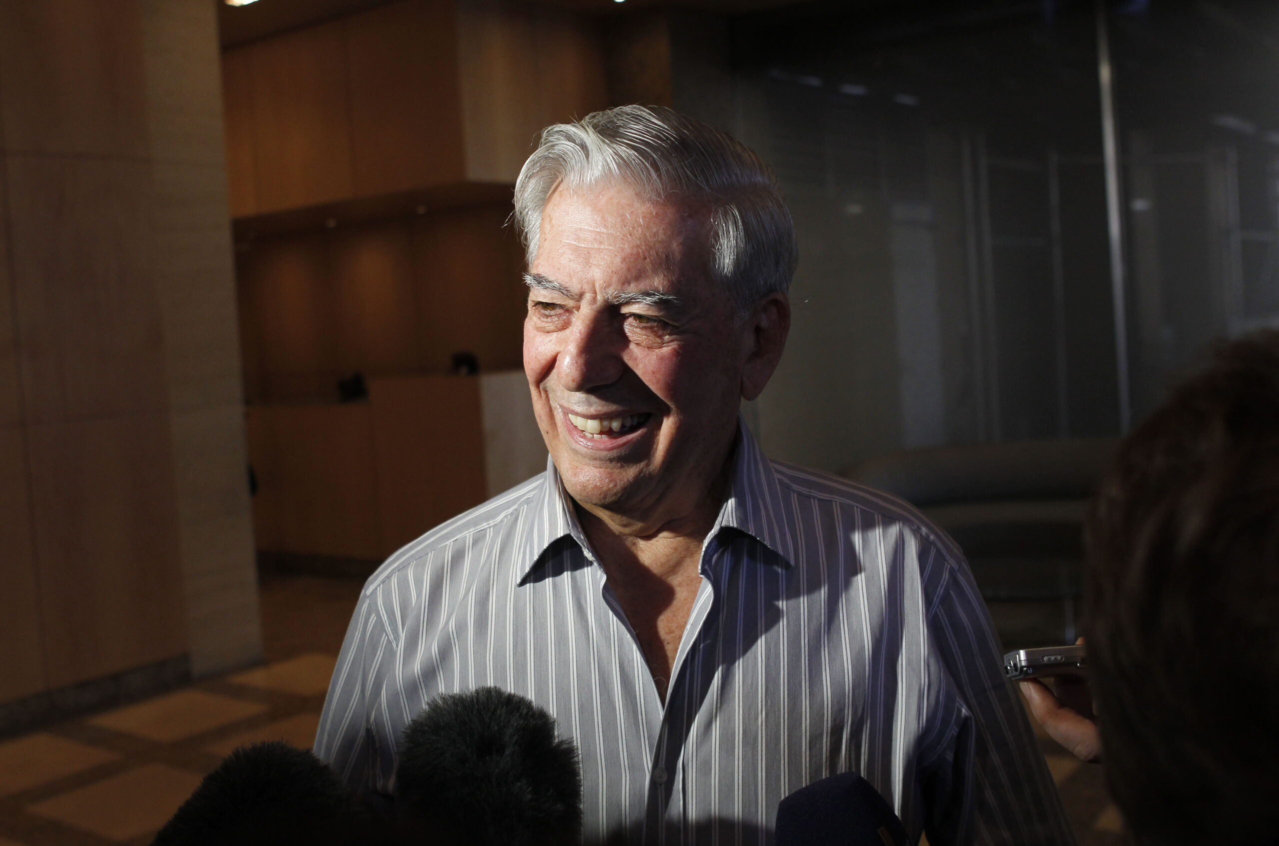 Mario Vargas Llosa, il Nobel e il pugno a Garcia Marquez: la biografia