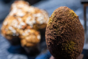 Una colomba e un uovo di Pasqua in una pasticceria