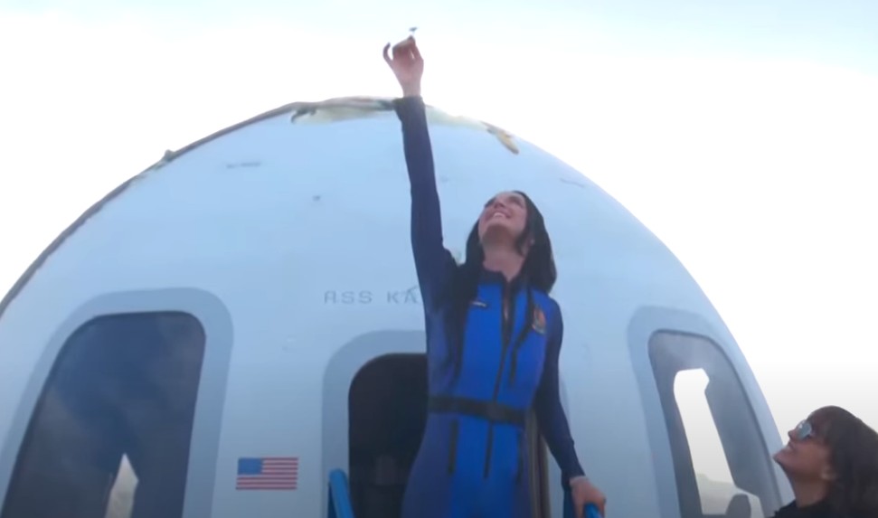 Katy Perry nello spazio con Blue Origin: il lancio ha avuto successo, il razzo è rientrato sulla Terra