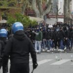 Roma, scontri prima del derby: sono 24 gli agenti feriti. Un arresto differito