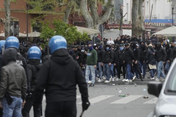 Scontri tra ultras e polizia a Ponte Milvio prima del derby Lazio-Roma del 13 aprile 2025