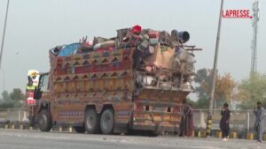 Pakistan, oltre tre milioni di rimpatri forzati: l’esodo degli afghani